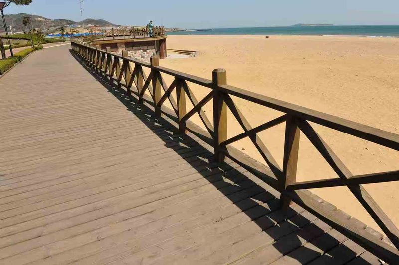 山东青岛的滨海木栈道