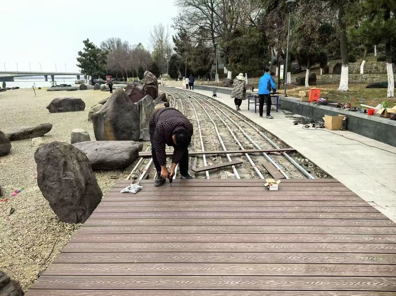 山东临沂沂河岸边的公园木栈道